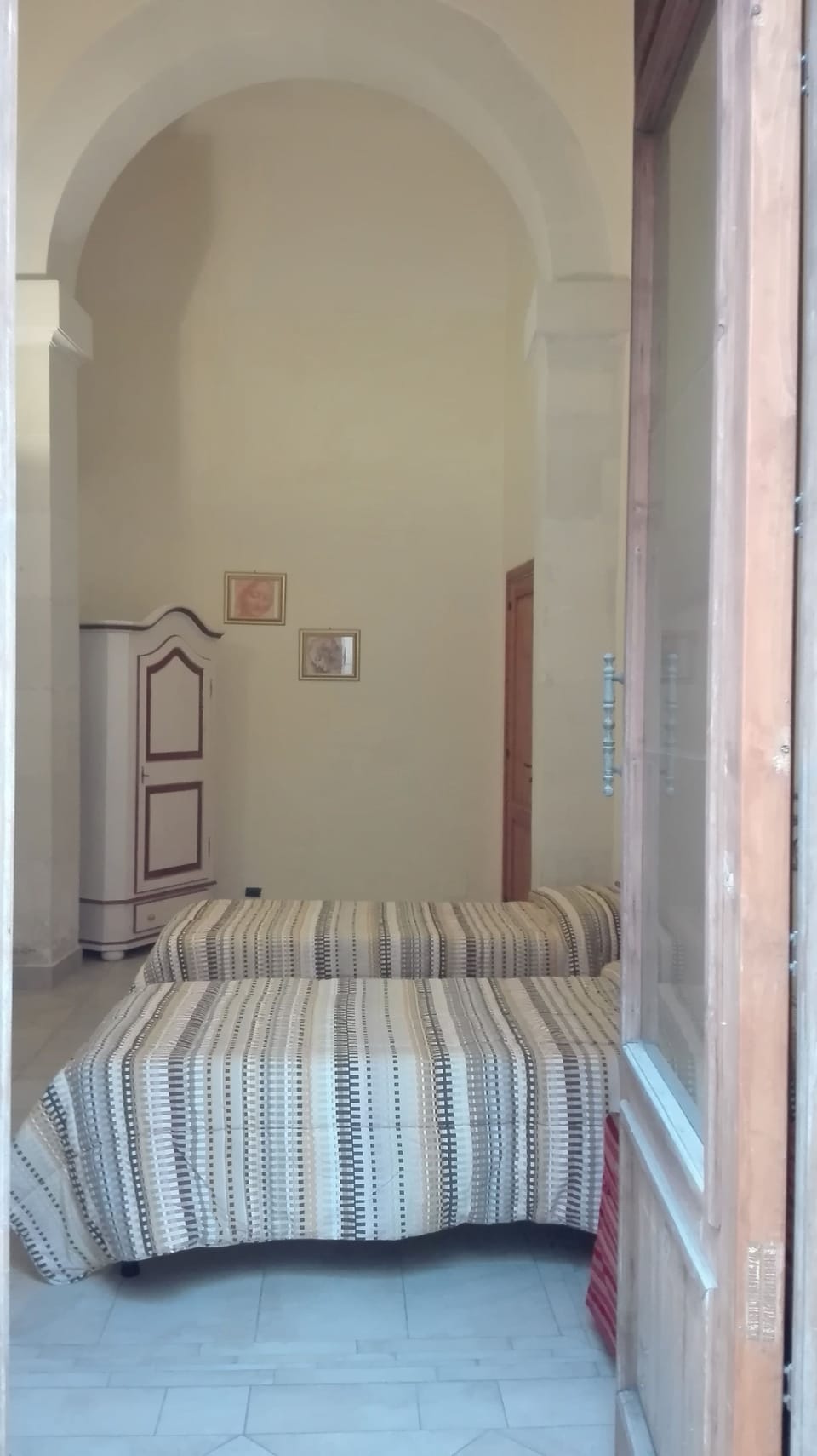 Deluxe Twin Room, Shared Bathroom | Individually decorated, individually furnished, desk, laptop workspace