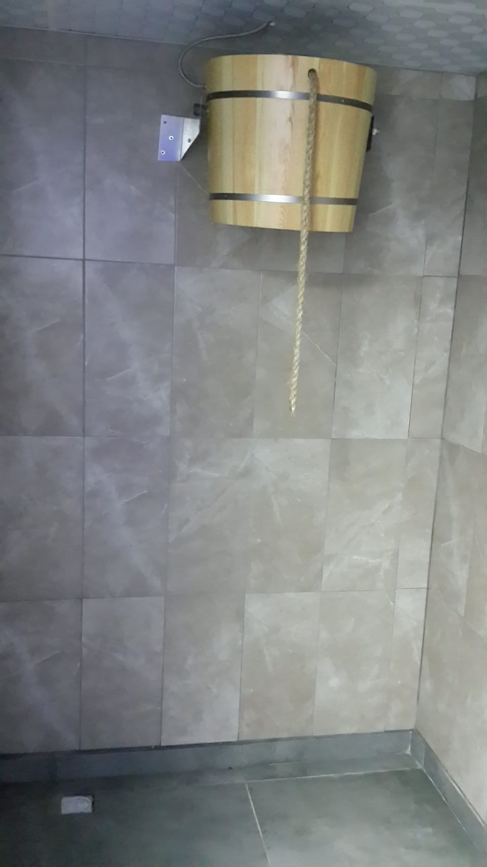 Couples treatment rooms, sauna, hot tub, steam room, hot springs