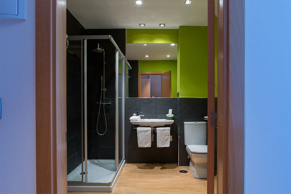 Double Room, 1 Queen Bed | Bathroom | Shower, free toiletries, hair dryer, bidet