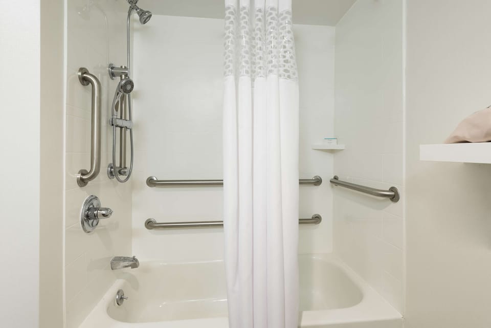 Room, Bathtub (Hearing Impaired, 1 Full, Non Smoking) | Bathroom | Free toiletries, hair dryer, towels, soap