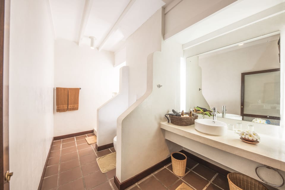 Shower, rainfall showerhead, free toiletries, hair dryer