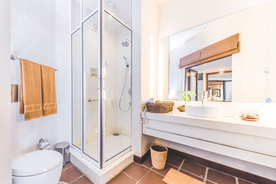 Shower, rainfall showerhead, free toiletries, hair dryer