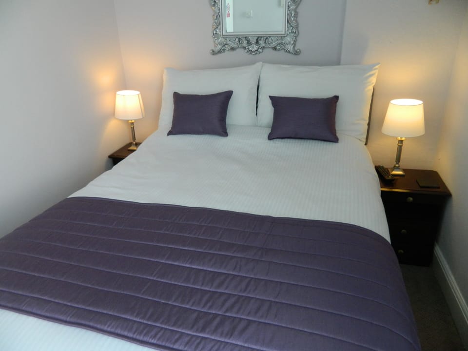 Economy Double Room, 1 Double Bed, Shared Bathroom | Blackout drapes, iron/ironing board (on request), WiFi (free)