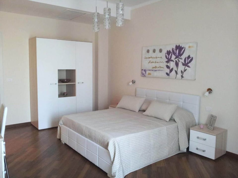 Premium bedding, desk, iron/ironing board, free WiFi