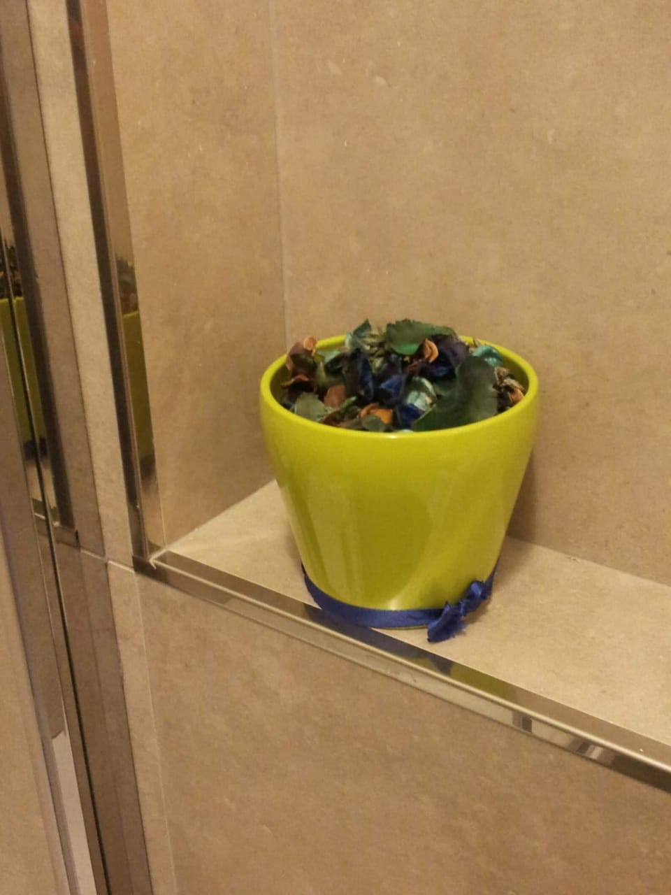 Shower, free toiletries, hair dryer, bidet
