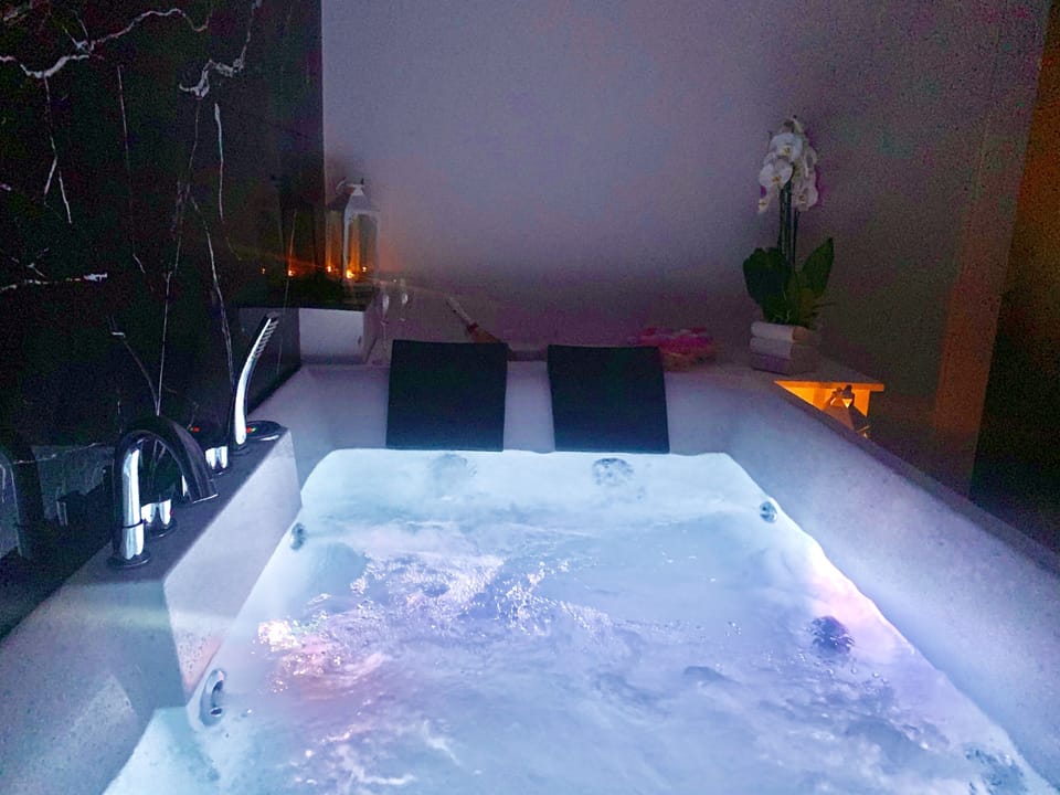 Room with Spa Bath and Sauna | Private spa tub