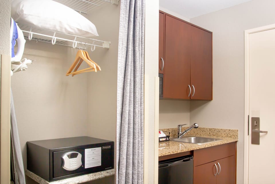 Queen Guestroom | Safe