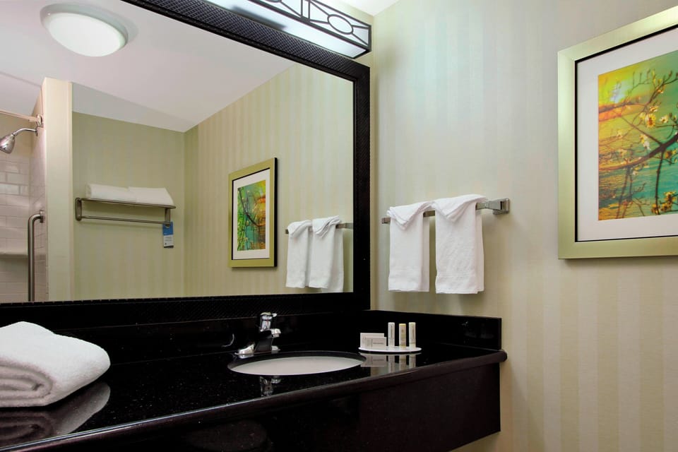Combined shower/tub, hydromassage showerhead, designer toiletries