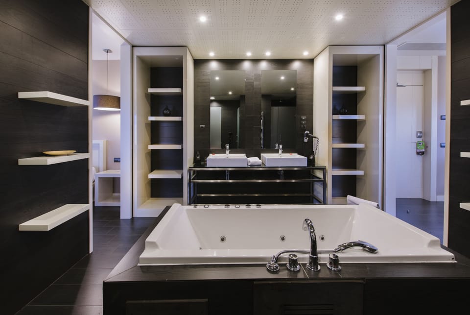 Suite | Bathroom | Free toiletries, hair dryer, towels