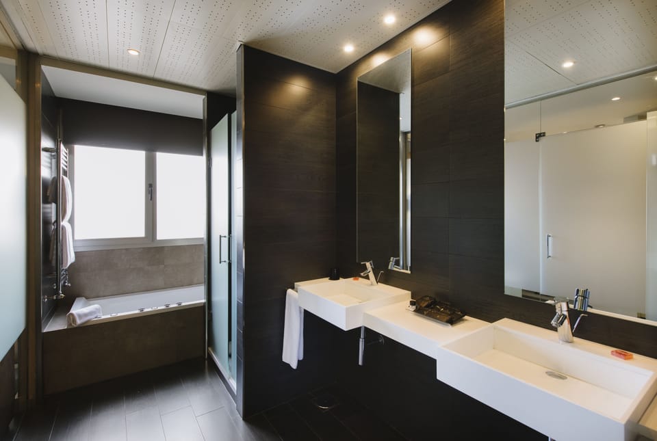 Superior Room, 1 Double or 2 Twin Beds | Bathroom | Free toiletries, hair dryer, towels