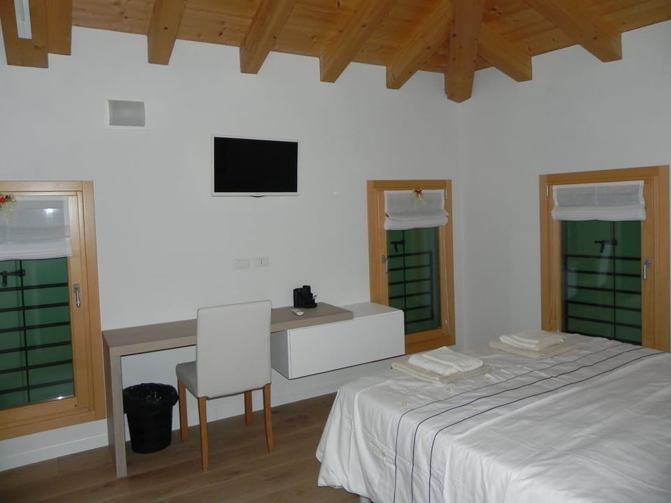 Double or Twin Room (n°1) | Premium bedding, individually decorated, individually furnished, desk