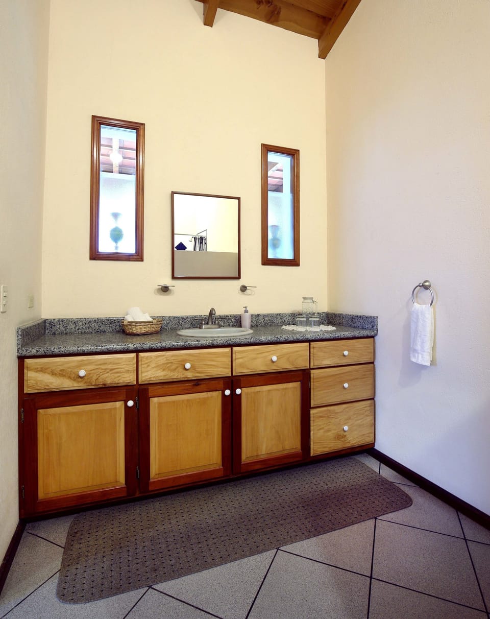 Deluxe Room | Bathroom sink