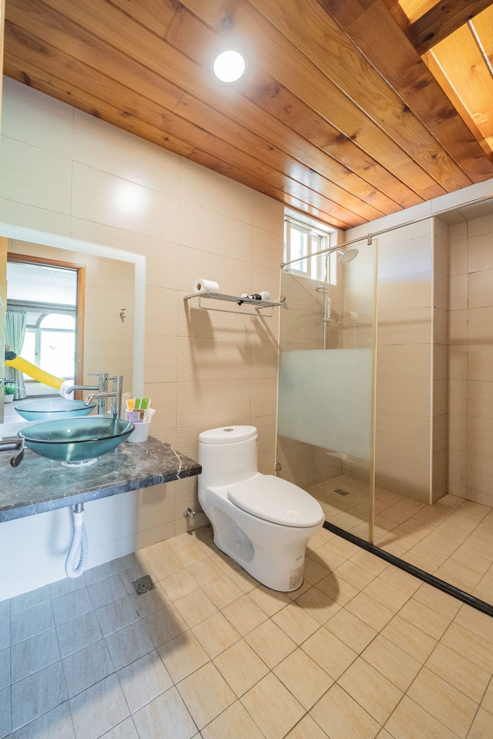 Triple Room | Bathroom | Shower, free toiletries, hair dryer, slippers