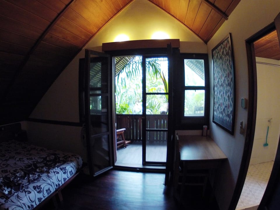 Deluxe Room | Desk, WiFi (free), bed sheets