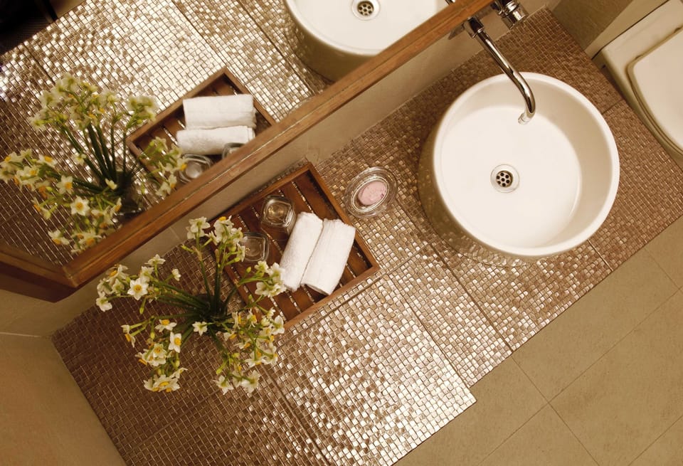 Deluxe Double or Twin Room | Bathroom | Shower, eco-friendly toiletries, hair dryer, bidet