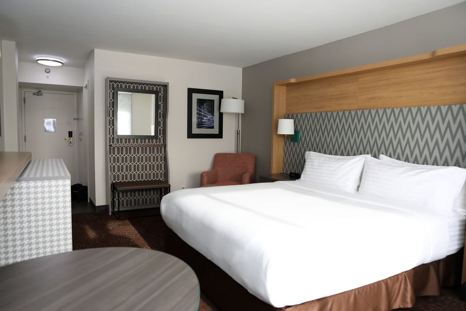 Standard Room, 1 King Bed | 1 bedroom, premium bedding, in-room safe, desk