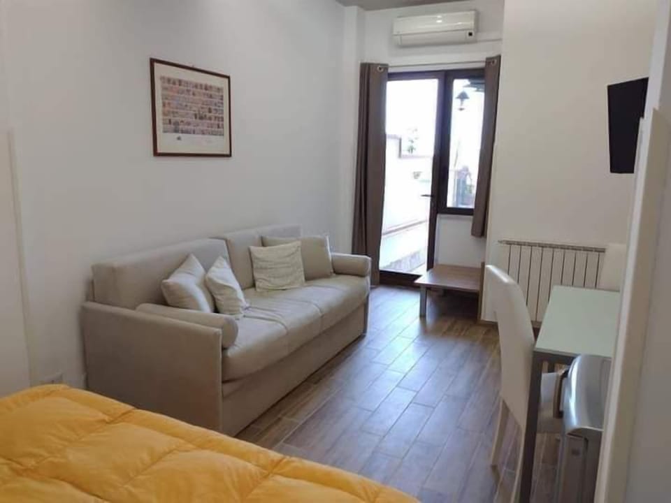 Basic Double or Twin Room | Living area | 32-inch flat-screen TV with digital channels, TV