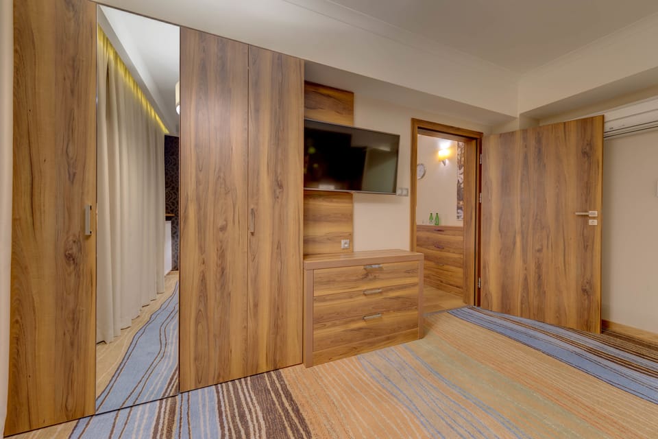 Junior Suite | In-room safe, desk, soundproofing, free WiFi