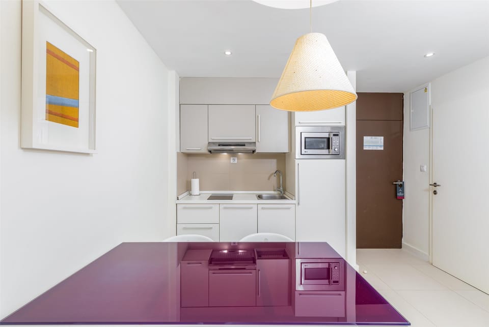 Studio | Private kitchenette | Fridge, microwave, stovetop, coffee/tea maker