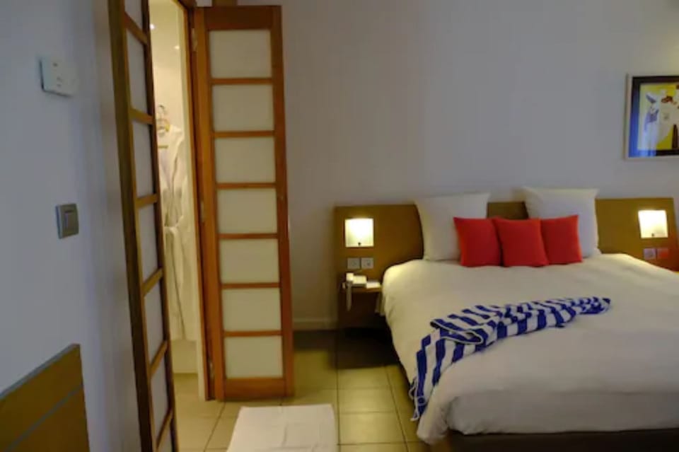 Suite | Minibar, in-room safe, desk, blackout drapes