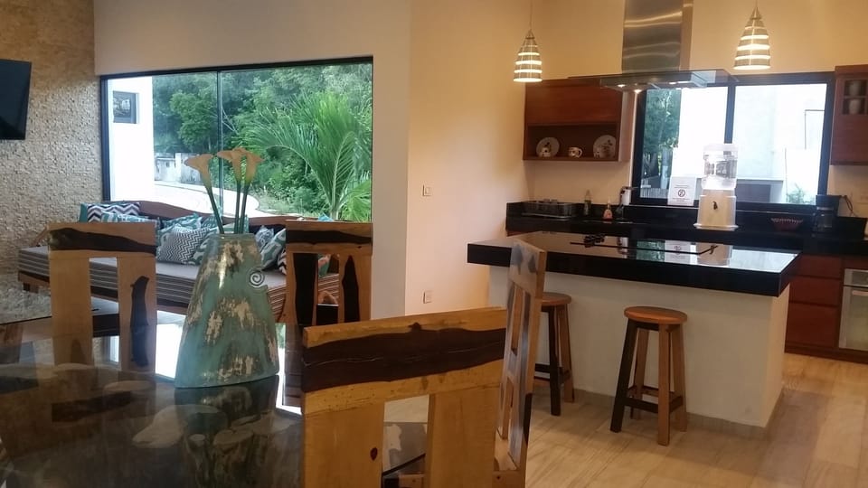 Luxury Villa, 6 Bedrooms, Garden View | In-room dining