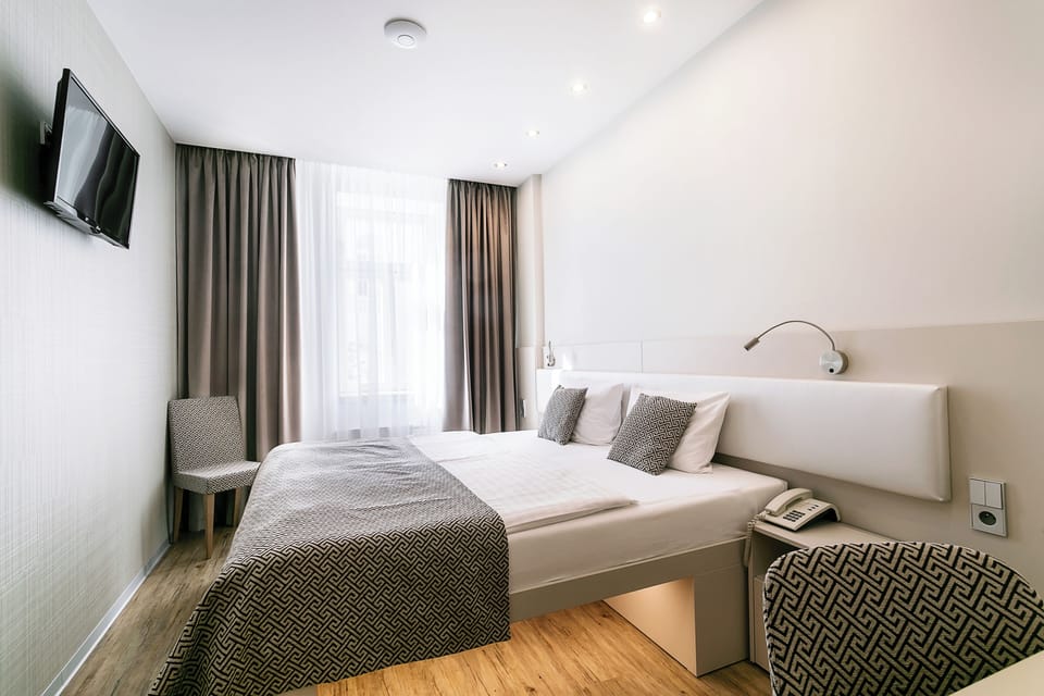 Deluxe Double or Twin Room | Hypo-allergenic bedding, in-room safe, desk, laptop workspace