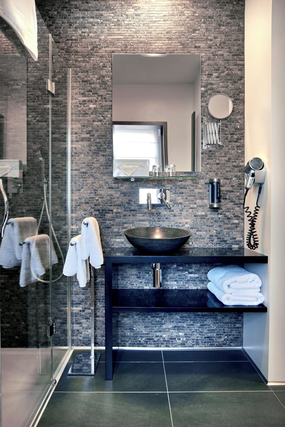 Deluxe Triple Room | Bathroom | Free toiletries, hair dryer, towels