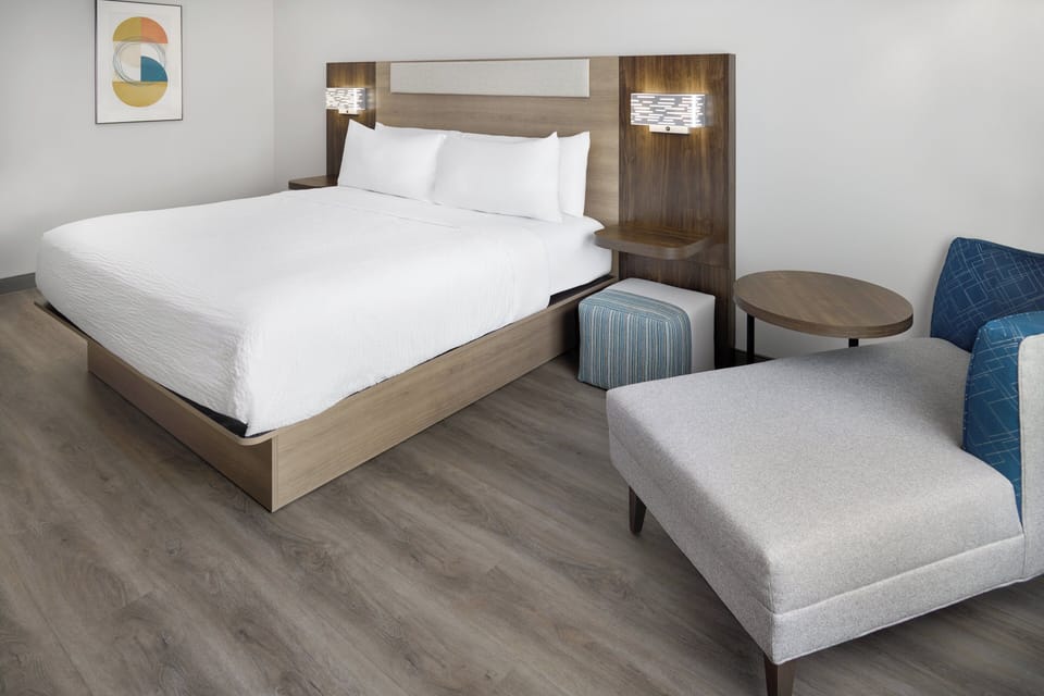 Standard Room, 1 King Bed (Extra Floor Space) | In-room safe, desk, iron/ironing board, free cribs/infant beds