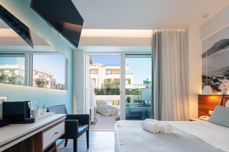 Junior Suite, Jetted Tub | In-room safe, soundproofing, free WiFi, bed sheets