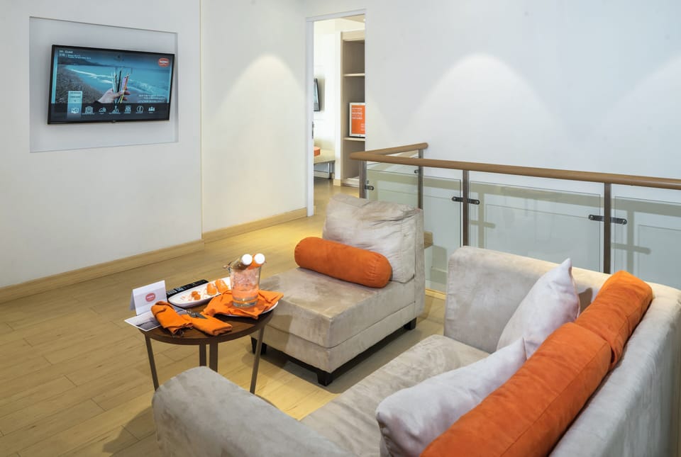 Suite (HARRIS) | Living area | 43-inch TV with satellite channels