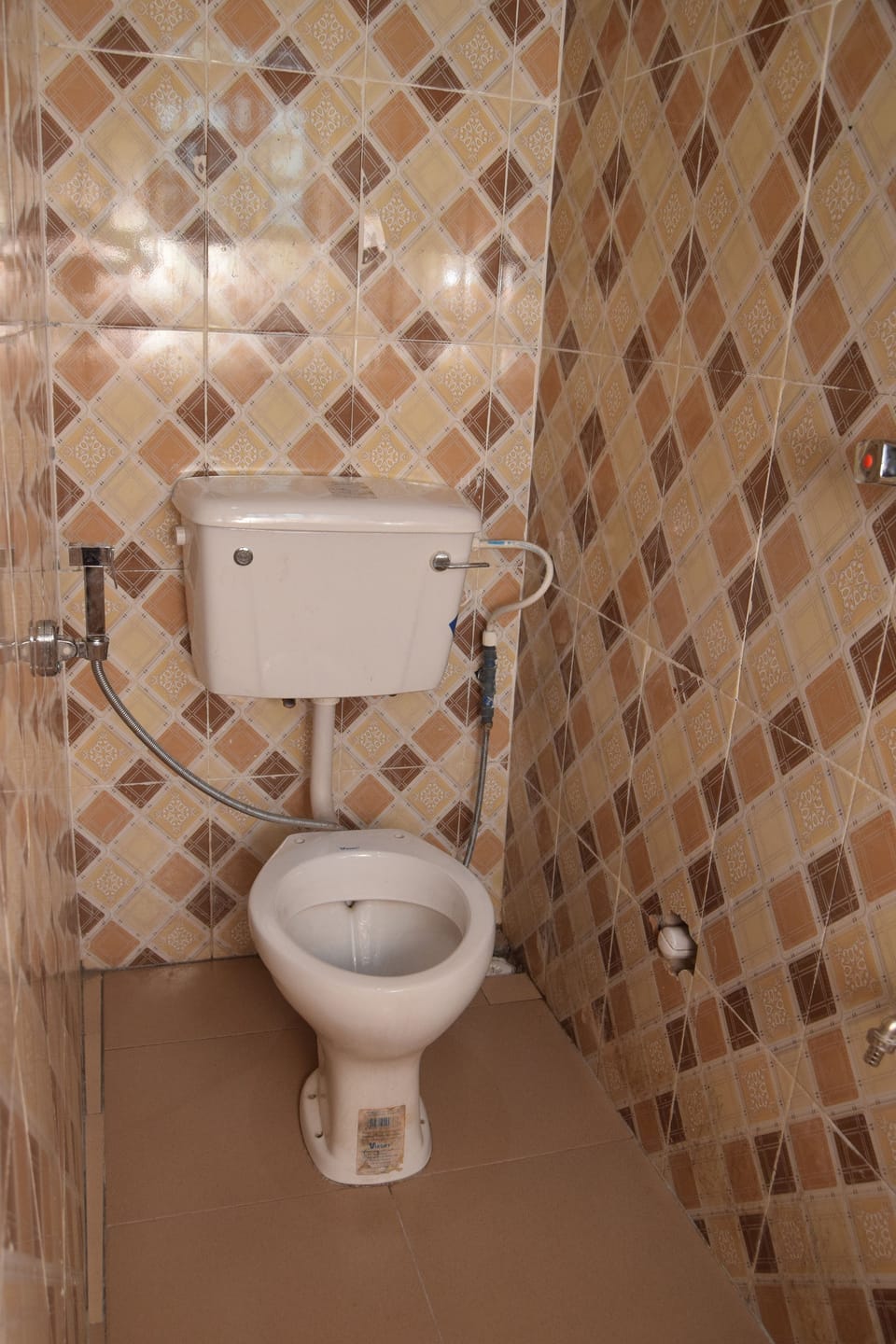 Shower, rainfall showerhead, free toiletries, towels