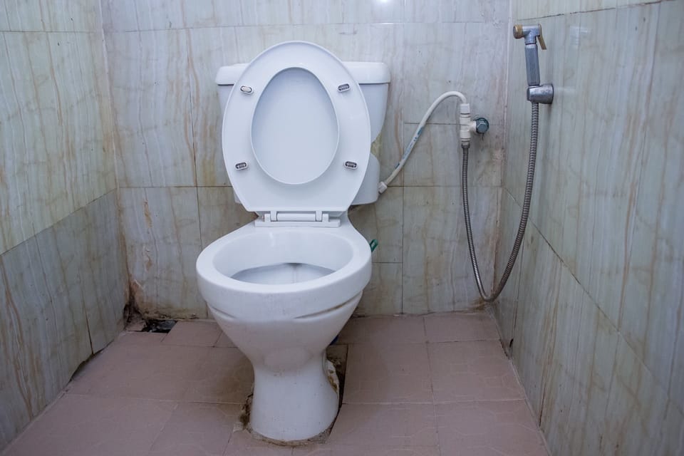 Shower, rainfall showerhead, free toiletries, towels