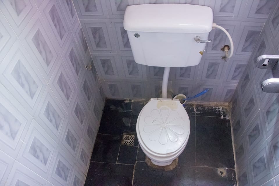 Standard Double Room, 1 Double Bed | Bathroom | Shower, rainfall showerhead, free toiletries, towels