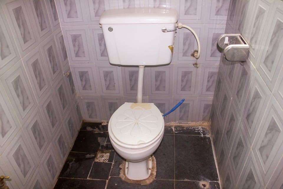 Standard Double Room, 1 Double Bed | Bathroom | Shower, rainfall showerhead, free toiletries, towels