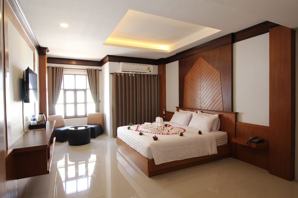 Deluxe Single Room, 1 Queen Bed | Premium bedding, minibar, blackout drapes, rollaway beds