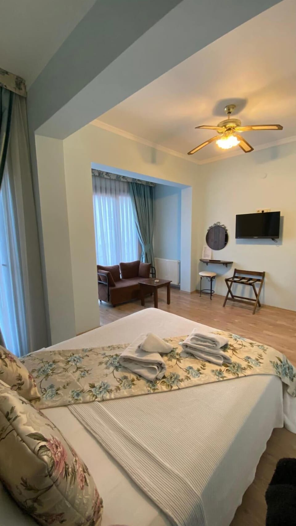 Shower, hydromassage showerhead, free toiletries, hair dryer