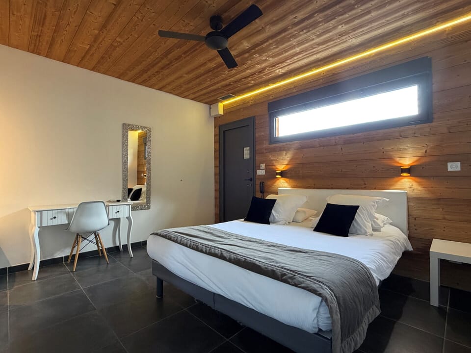 Classic Double Room, Ensuite | Individually decorated, individually furnished, desk, blackout drapes