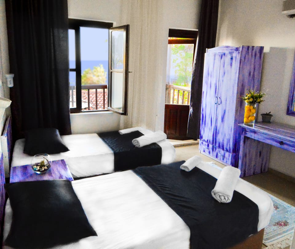 Deluxe Twin Room, 2 Twin Beds | Hypo-allergenic bedding available, in-room safe, desk, soundproofing