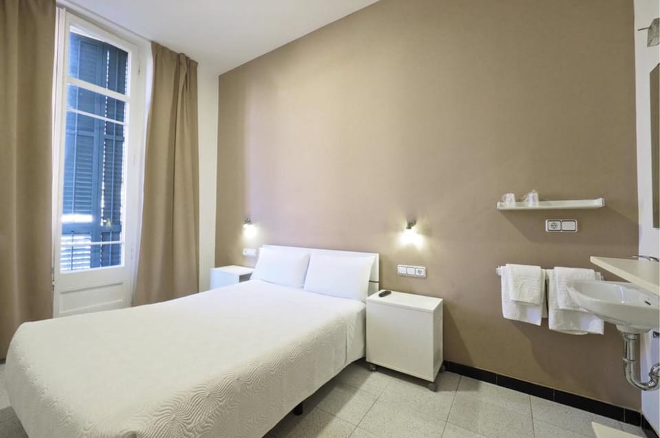 Double Room, 1 Double Bed, Shared Bathroom | Travel crib, free WiFi