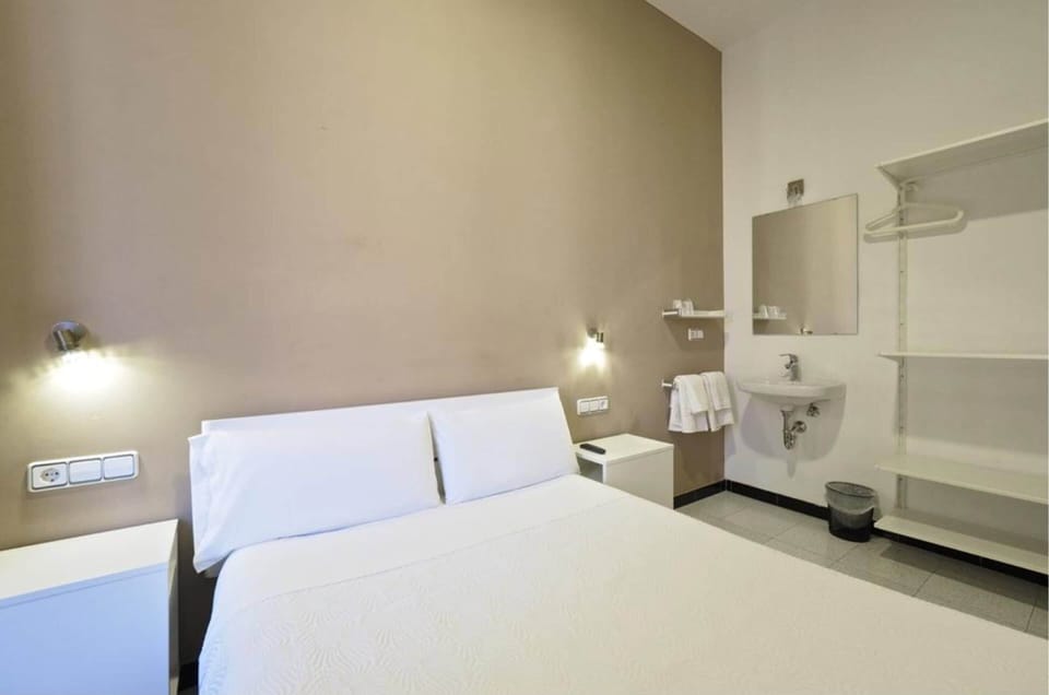 Double Room, 1 Double Bed, Shared Bathroom | Travel crib, free WiFi