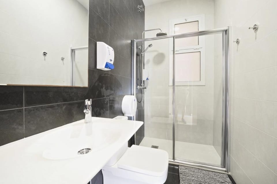 Single Room, 1 Twin Bed, Private Bathroom | Bathroom | Shower, rainfall showerhead, free toiletries, towels
