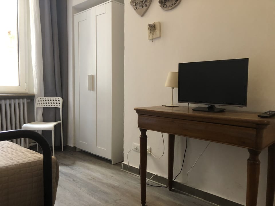 Single Room, Ensuite | Blackout drapes, free WiFi, bed sheets