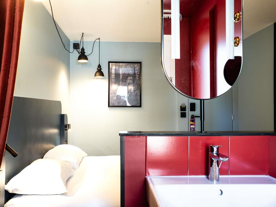 Standard Room, 1 Double Bed | Premium bedding, pillowtop beds, desk, iron/ironing board (on request)