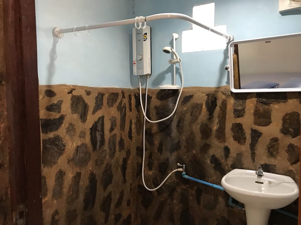 Basic Room | Bathroom | Shower, free toiletries, towels