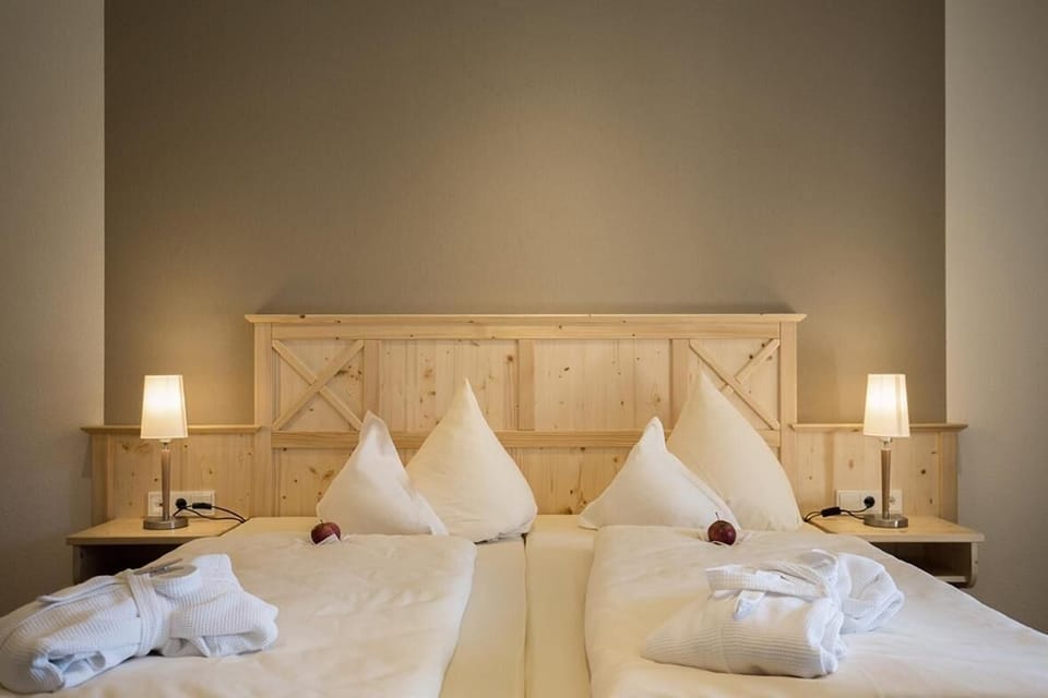 Hypo-allergenic bedding, in-room safe, desk, free WiFi