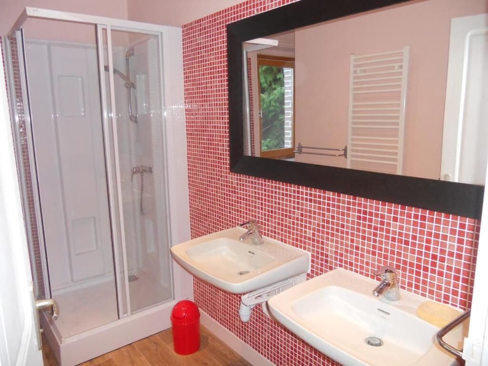 Shower, free toiletries, hair dryer