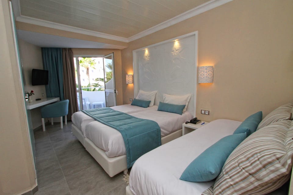 Family Room | Blackout drapes, free cribs/infant beds, free rollaway beds, free WiFi
