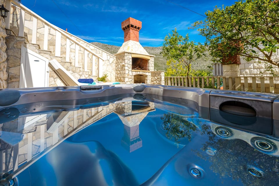 Outdoor spa tub