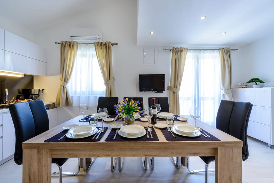 Family Penthouse, 4 Bedrooms | In-room dining