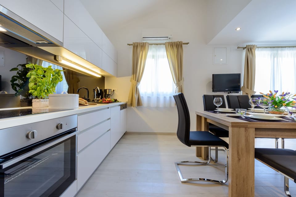 Family Penthouse, 4 Bedrooms | In-room dining